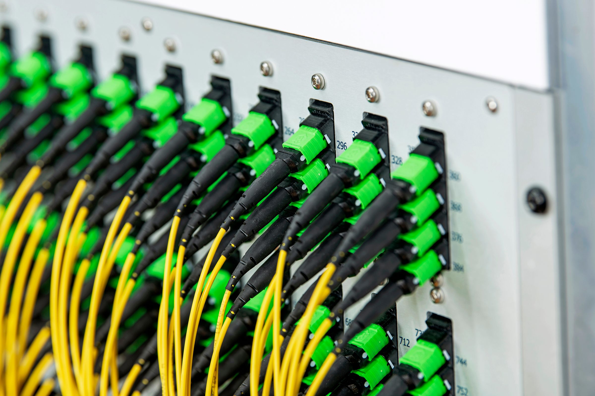 Optical circuit switching for data centers HUBER+SUHNER