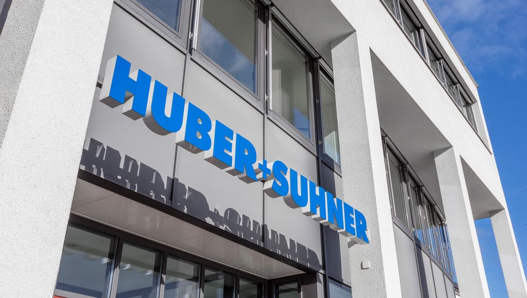 HUBER+SUHNER: Spatenstich für neue POLATIS Produktionsstätte für Optical Circuit Switches